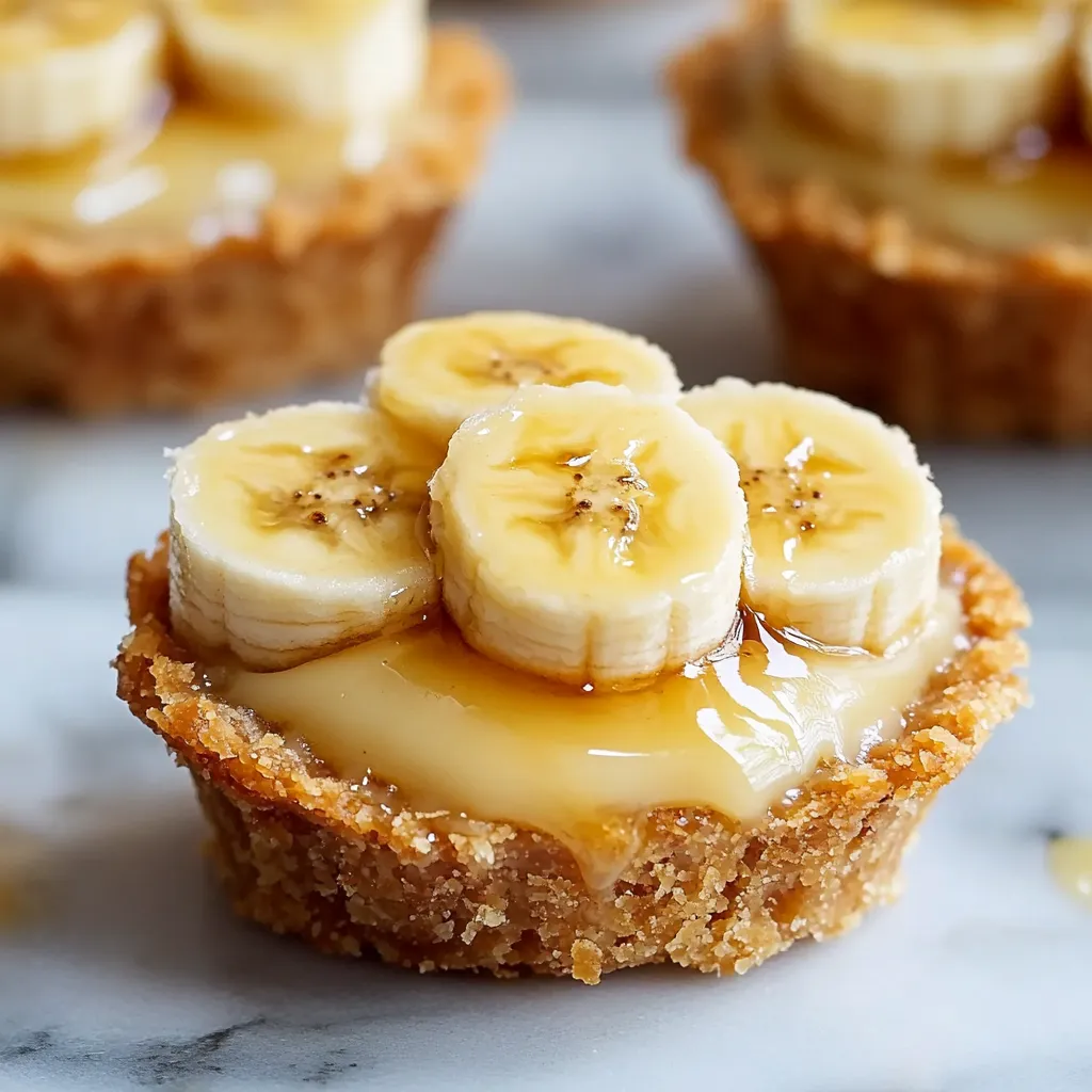 Ein kleiner, leckerer Bananen-Krempel mit Bananen-Slices darauf.