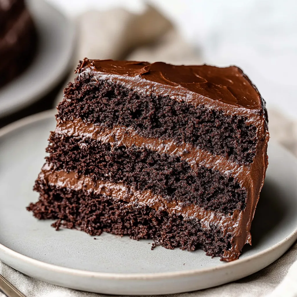Eine moist rich chocolate cake auf einem Teller.