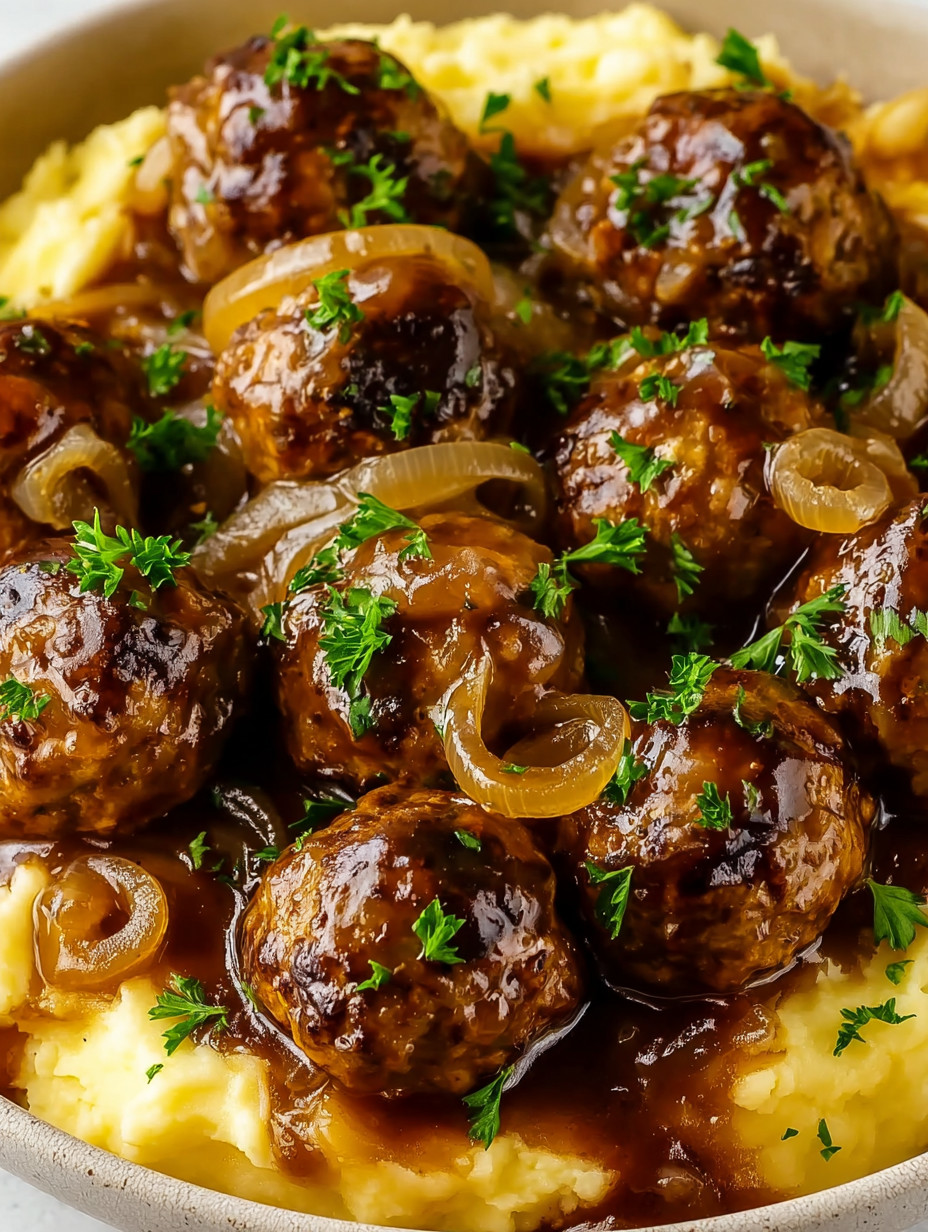 Eine Platte mit gegrillten Knödeln, die in einer Sauce serviert werden.