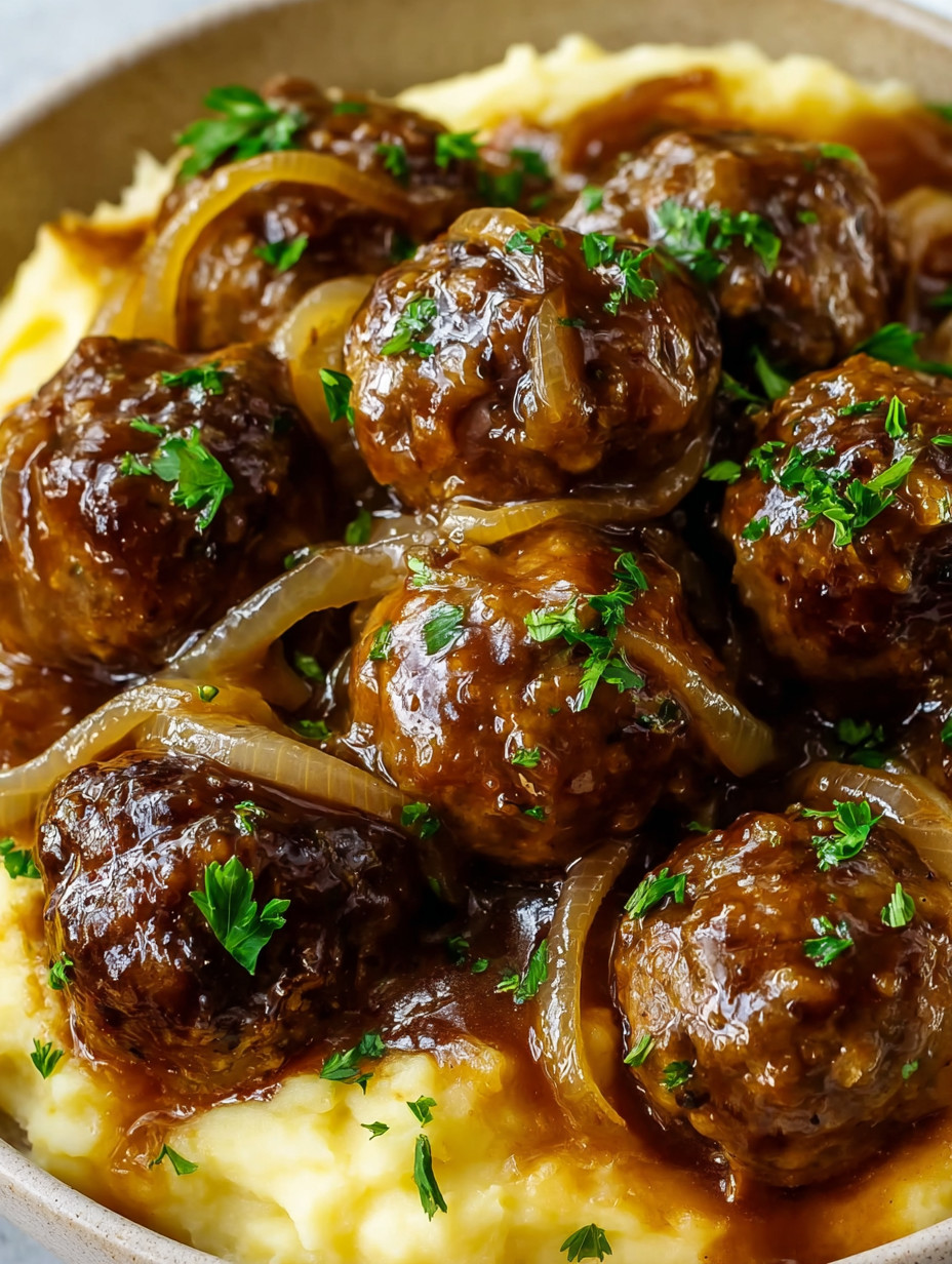 Eine Schüssel mit gegrillten Knödel und Sauce.