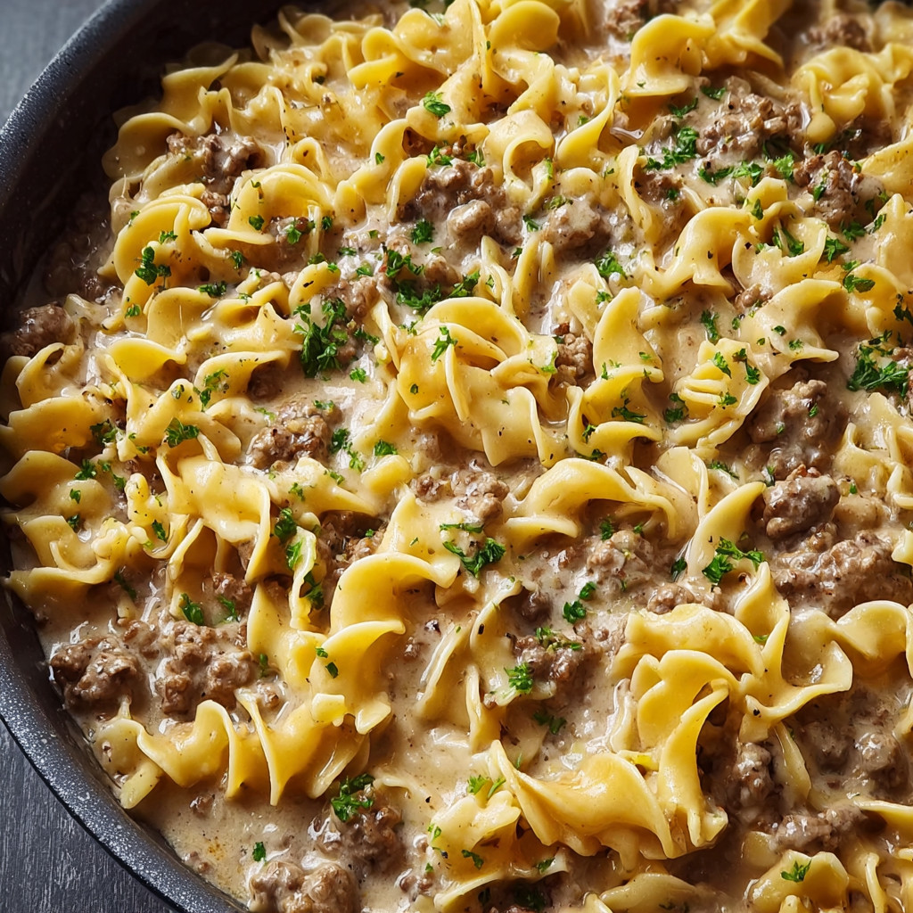 Eine Schüssel mit Pasta und Rindfleisch.