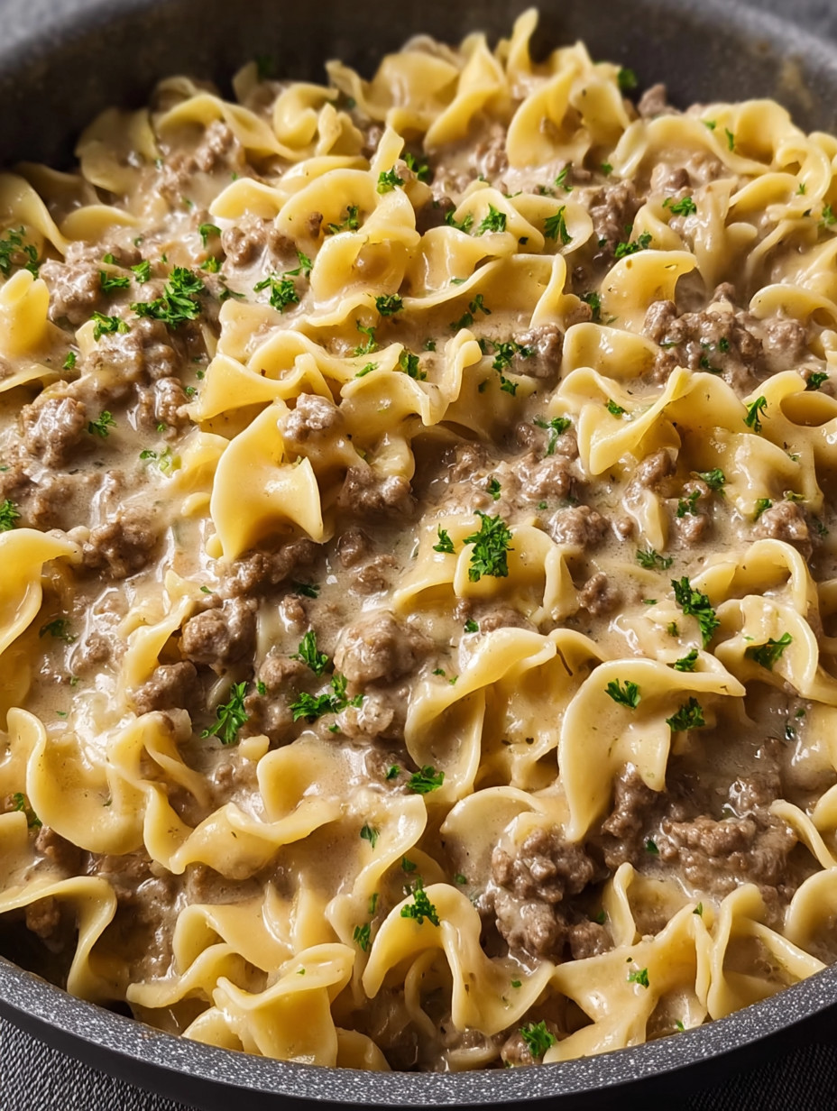 Eine Schüssel mit Pasta und Rindfleisch.