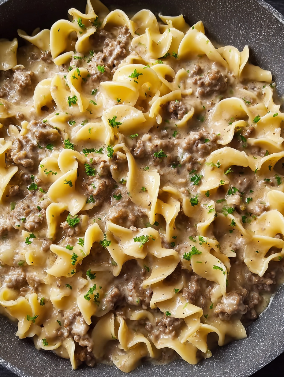 Eine Schüssel mit Pasta und Rindfleisch.