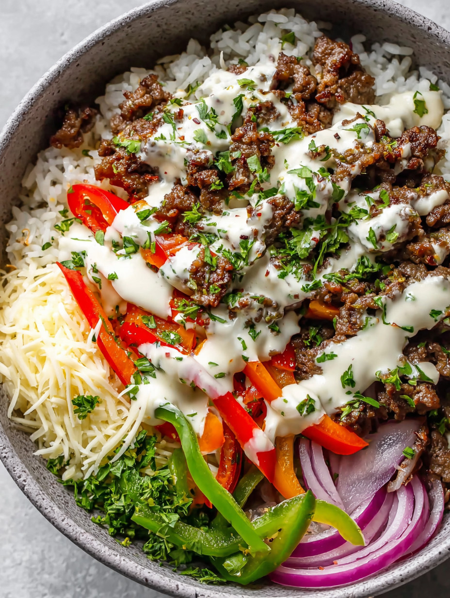 Ein Bild zeigt eine Schüssel mit einer Mischung aus Rice, Käse, Tomaten, Paprika, Zwiebeln und anderen Zutaten.