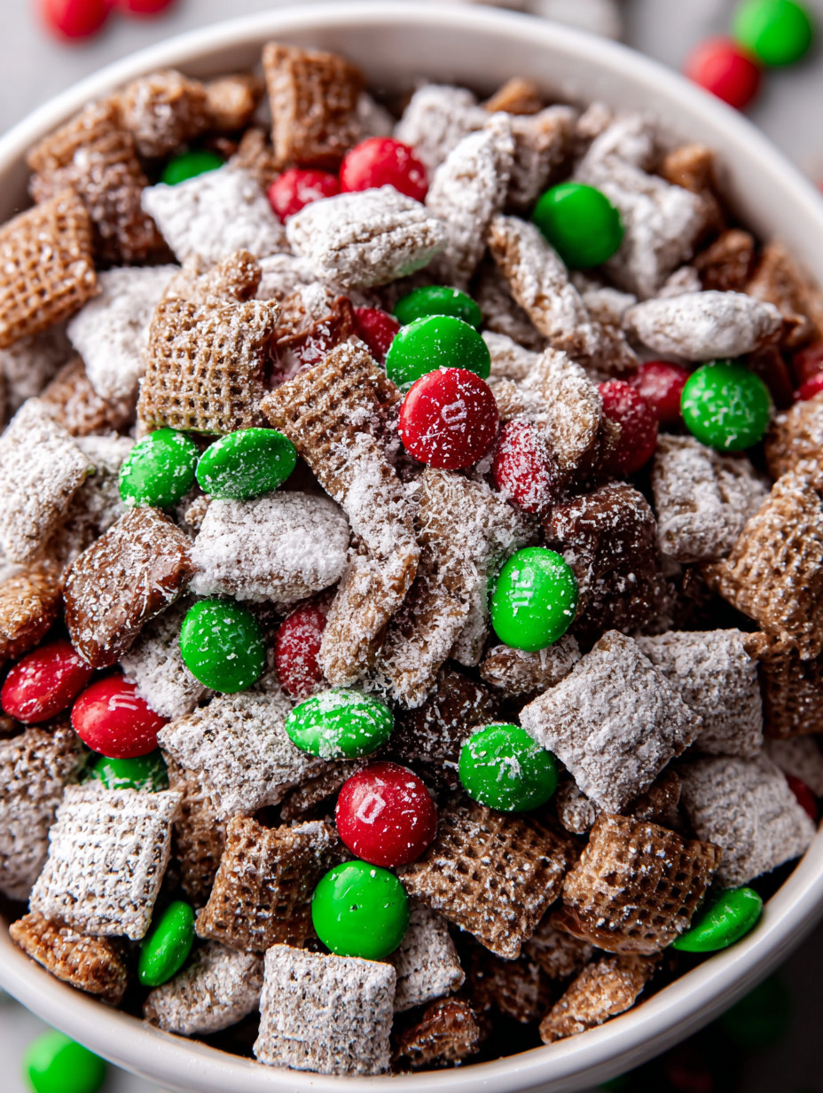 Ein weißer Kugelglas mit einer Mischung aus Cerealien, M&amp;M's, Bacon und anderen Zutaten.