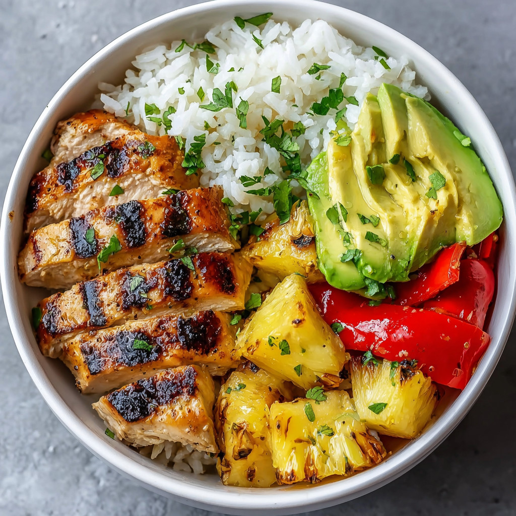 Ein weißer Becher mit einer Mischung aus Rice, Avocado, Pineapple, Chicken und Tomaten.