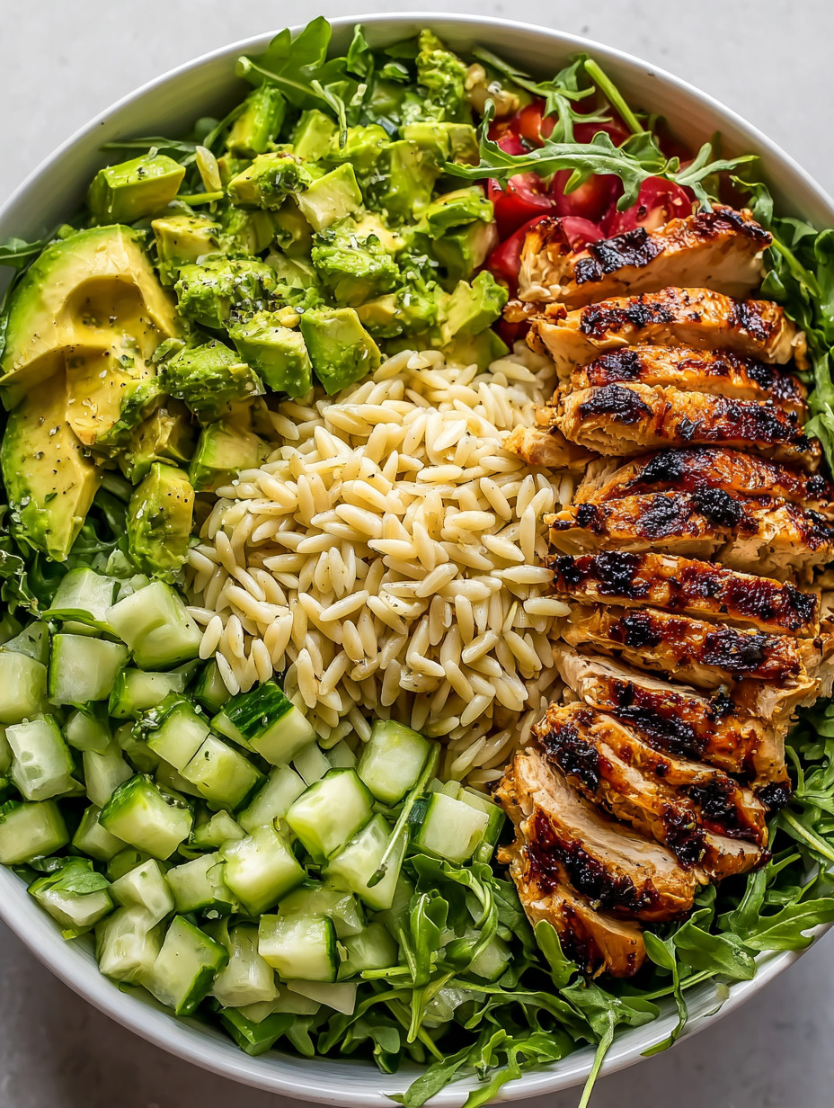 Ein großes, farbenfrohes Salatbündel mit einer Vielzahl von Gemüsearten wie Avocado, Tomaten, Linsen, Zucchini, Gurken und Koriander.