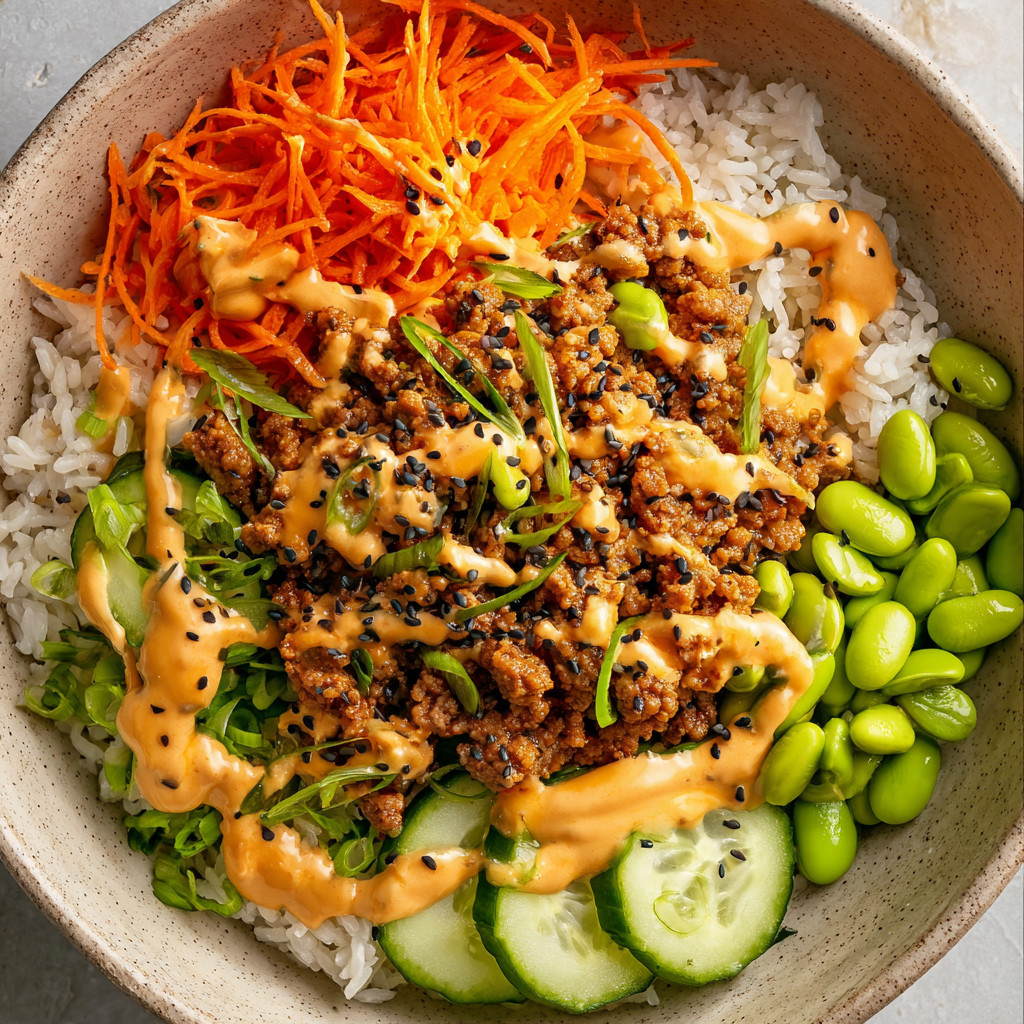 Ein großer, fülliger Salat mit Rice, Zwiebeln, Kartoffeln, Kichererbsen, Kokosnuss und frischem Gemüse.