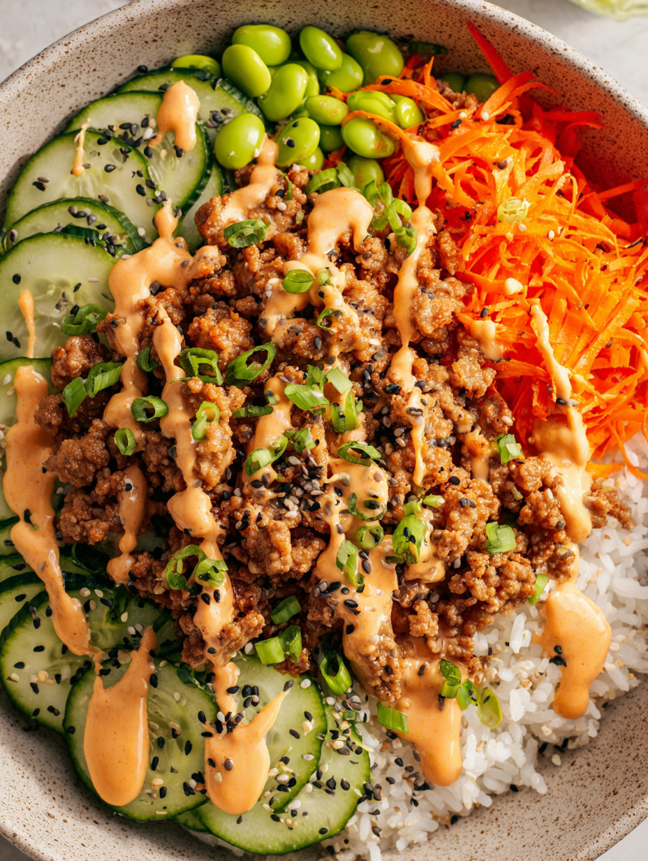 Ein Bild von einer Mahlzeit, die aus Rice, Zucchini, Karotten, Peas und Meat besteht.