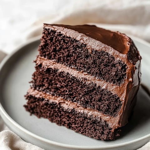 Eine moist rich chocolate cake auf einem Plate.