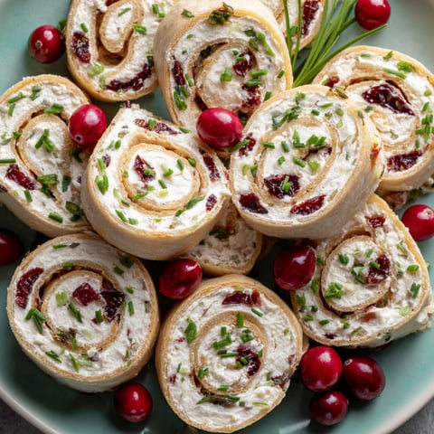 Eine Platte mit verschiedenen Rollen, die mit Zwiebeln und Kranzeln garniert sind.