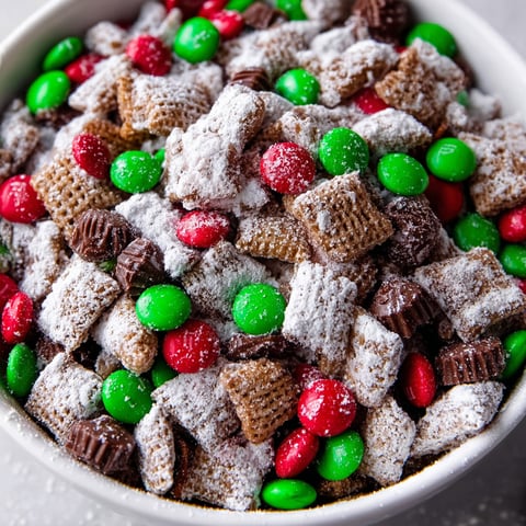 Ein weißer Becher mit einer Mischung aus Kornflakes, M&M's, M&M's mit Grüne M&M's und M&M's mit roten M&M's.